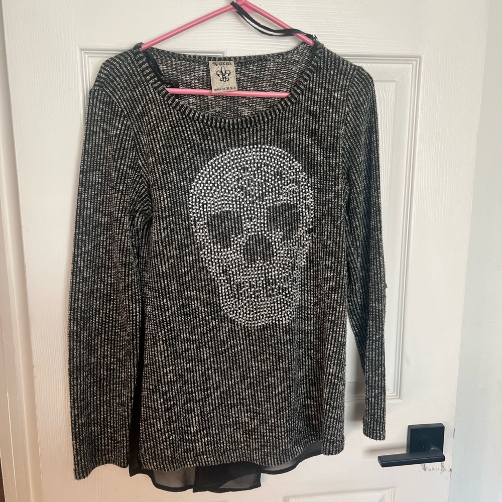 Gray and black long sleeve shirt